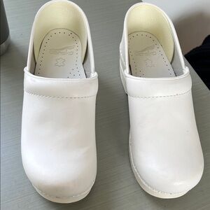 Dansko White Clogs Sz 38
